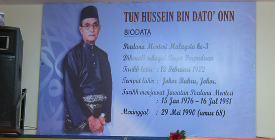 Tun hussein onn ialah perdana menteri malaysia yang ke